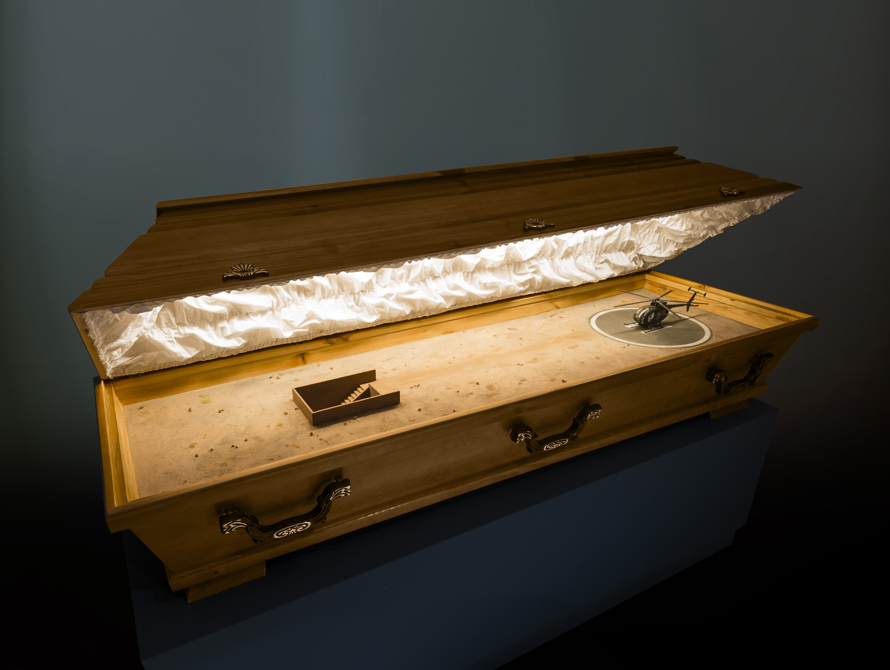 Die vier Sterblichen Ausstellung im Bestattungshaus Drei Künstler und eine Künstlerin stellen sich der Zeit: Die Endlichkeit Ihrer selbst und der Unendlichkeit als Phänomen.